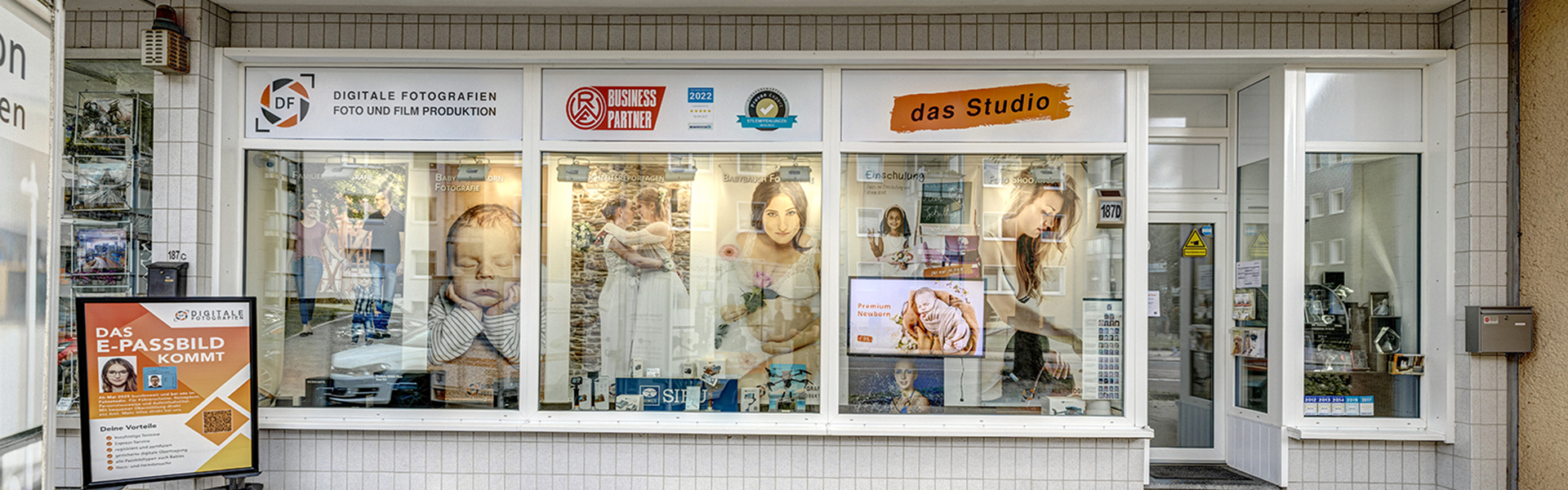 Das Mietstudio in der Außenansicht mit Eingang. Mietstudio in Essen, Ladenfront